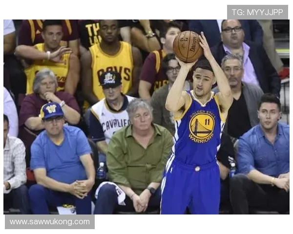 乔丹·汤普森训练完直接拎着爱马仕去接娃，这日子过得比偶像剧还离谱