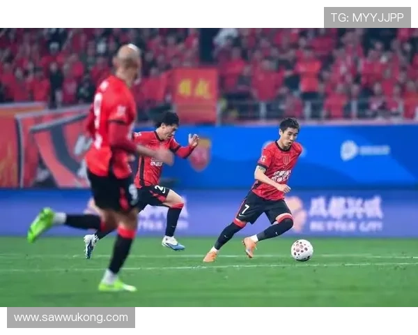 场边替补席红牌判罚规则到底怎样认定？揭秘裁判细节