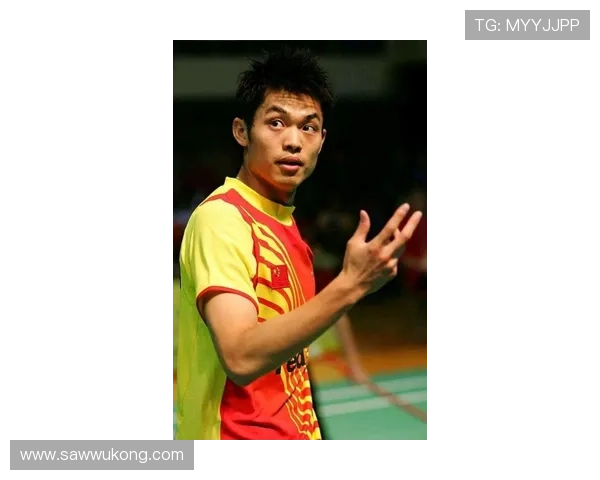 林丹上午开着豪车送孩子上学，下午又被拍到健身房一身汗，这日常谁跟得上？