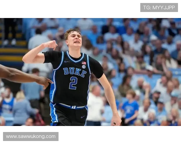 库珀·弗拉格无球跑动制造空位，三分效率领跑同届新秀